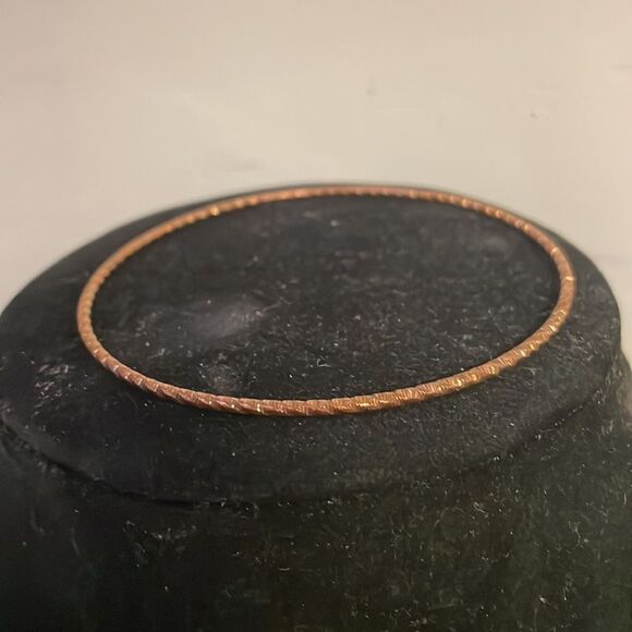 Retro 1990s rose gold tone textured diamond etched stackable bangle bracelet - Picture 4 of 9